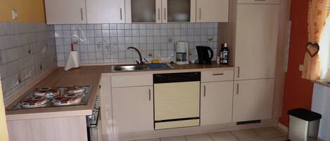 Réfrigérateur, four, lave-vaisselle