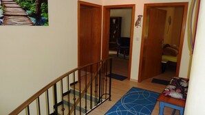 Una escalera con barandilla de madera que conduce a una plataforma.