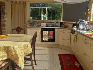 Fridge, microwave, dishwasher, cookware/dishes/utensils - Charmante Ferienwohnung Normandie Manche by Interhome (Saussey)