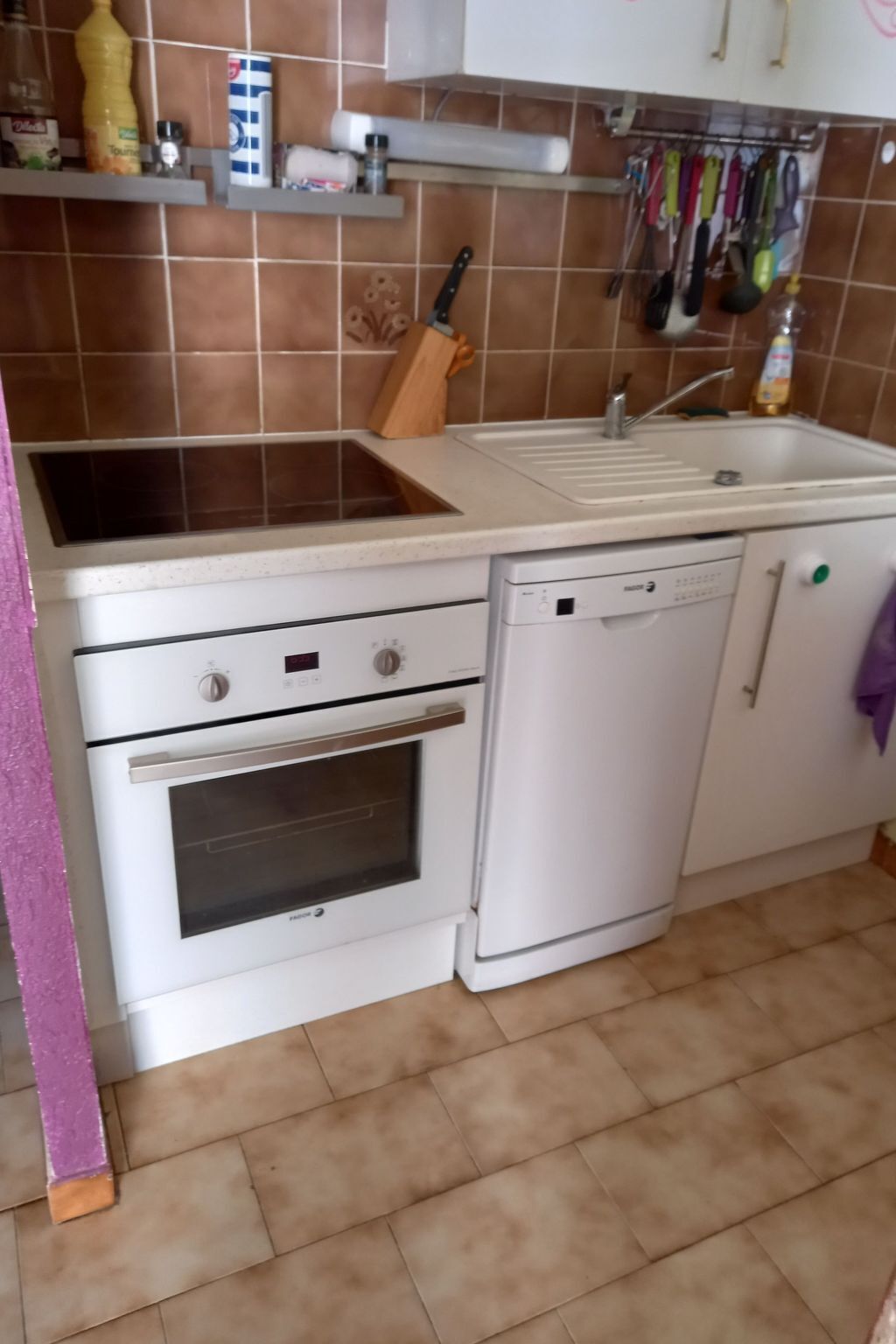 Een koelkast, een microgolfoven, een oven, een vaatwasser