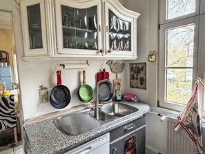 Refrigerador, horno, lavavajillas y utensilios de cocina