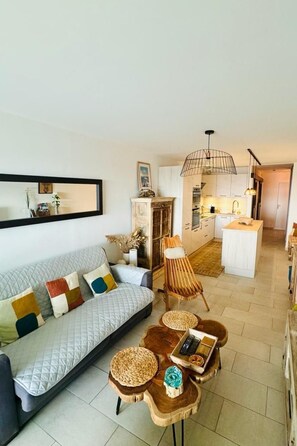 Living area - Wunderschöne renovierte Wohnung mit vollem Meerb by Interhome (Sète)