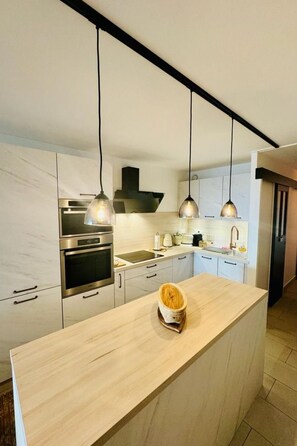 Fridge, microwave, oven, dishwasher - Wunderschöne renovierte Wohnung mit vollem Meerb by Interhome (Sète)