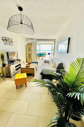 Living area - Wunderschöne renovierte Wohnung mit vollem Meerb by Interhome (Sète)
