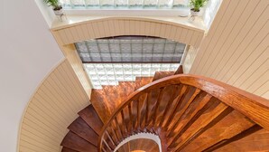 A wooden spiral staircase with a glass door at the bottom. - Ferienvilla "Villa Berg" mit privatem Pool by Interhome (Fažana)