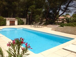 A heated pool - mit Pool Infinity by Interhome (Mallemort)