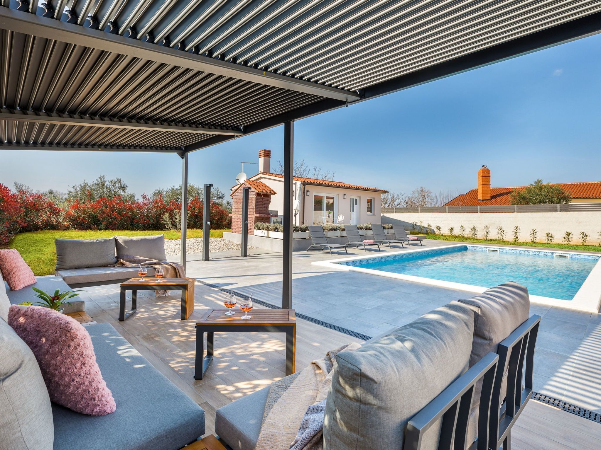 Lämmitetty uima-allas