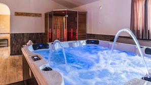 A spa room with a large hot tub, wooden paneling, and a glass-enclosed sauna. - VILLA CON WELLNESS A 1 KM DAL MARE by Interhome (Umag/Juricani)