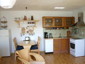 Kylskåp, mikrovågsugn, ugn och diskmaskin
