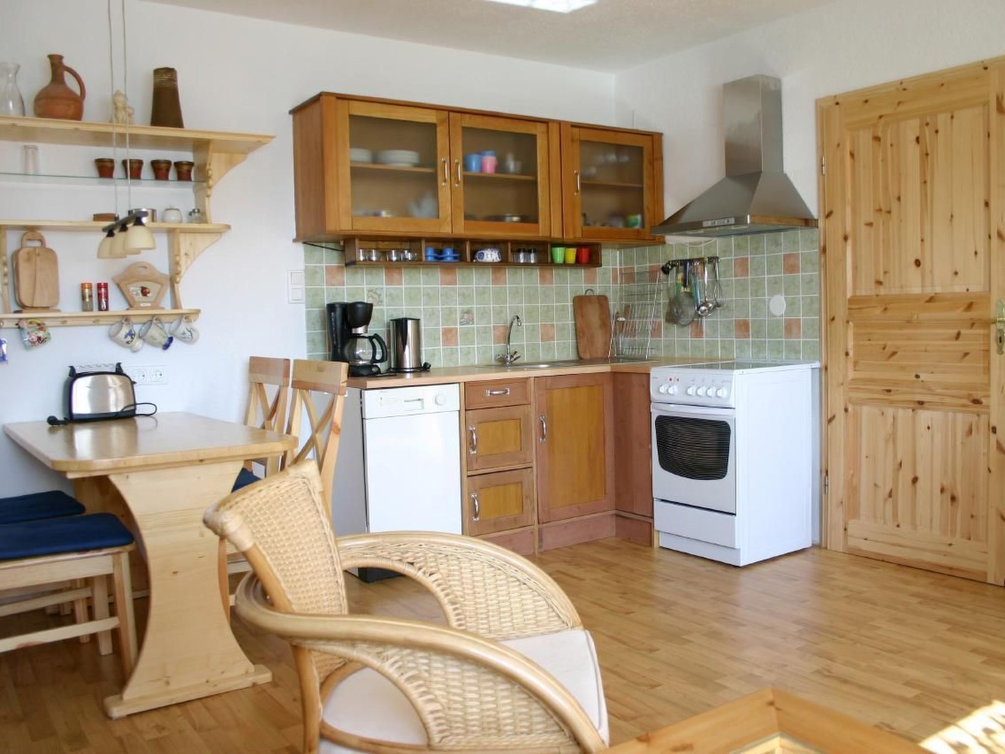 Kjøleskap, mikrobølgeovn, ovn og oppvaskmaskin