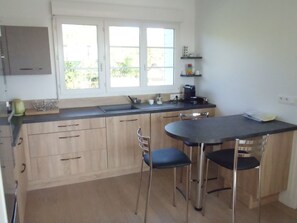 Fridge, microwave, oven, dishwasher - Haus Havre in Portbail by Interhome (Portbail)