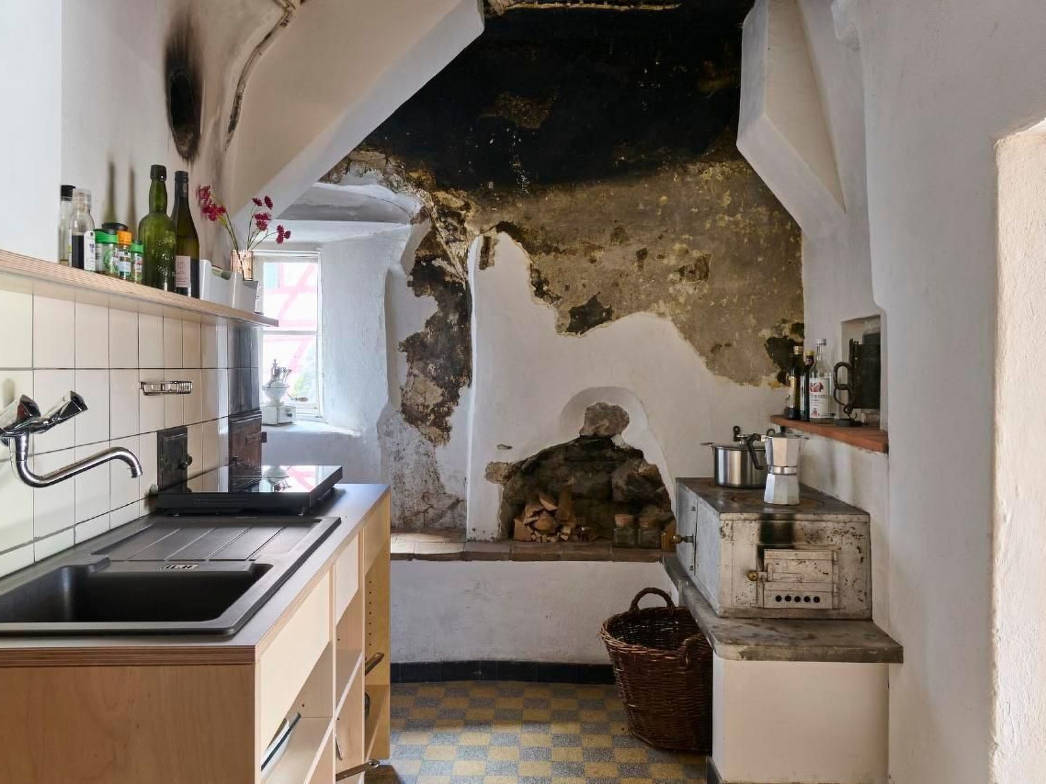 Réfrigérateur, four, batterie de cuisine, vaisselle et ustensiles