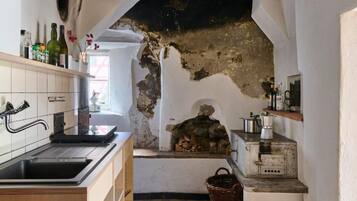 Réfrigérateur, four, batterie de cuisine, vaisselle et ustensiles