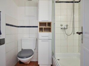 Bathroom - Zum Hinteren Dornhahn - Ferien im Baudenkmal by Interhome (Schaffhausen)