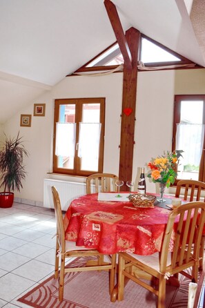 Dining - La Maison Bleue im Zentrum des Elsass in Bergheim by Interhome (Bergheim)