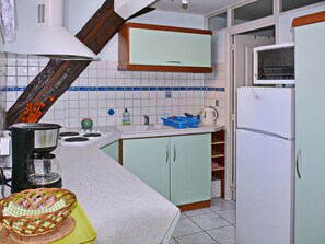 Geladeira, micro-ondas, talheres/pratos/utensílios de cozinha