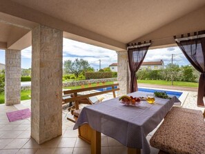 Outdoor dining - "Villa Mirela" mit Terrasse by Interhome (Barban)