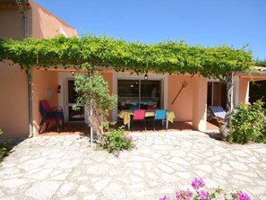 Outdoor dining - "Le Rieu" mit eigener Terrasse by Interhome (Malaucène)