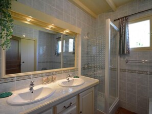 Bathroom - "Le Rieu" mit eigener Terrasse by Interhome (Malaucène)