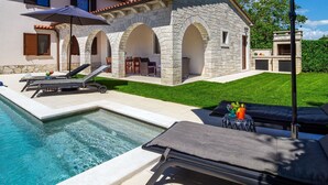 A stone villa with a swimming pool, outdoor seating, and a barbecue area. - Casa Mia mit privatem Pool by Interhome (Barban)