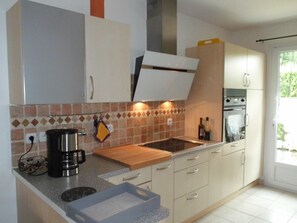 Fridge, microwave, oven, dishwasher - im Luberon Provence by Interhome (Pierrevert)