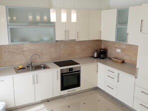 Fridge, microwave, oven, dishwasher - in Banjole mit Privatem Pool by Interhome (Pula/Banjole)