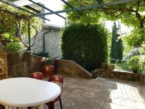 Outdoor dining - Grosszügiges Ferienhaus mit Pool / Provence by Interhome (Bernis)