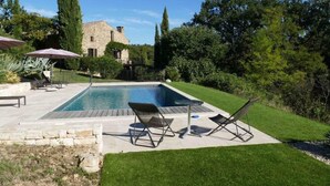 Pool - Grosszügiges Ferienhaus mit Pool / Provence by Interhome (Bernis)