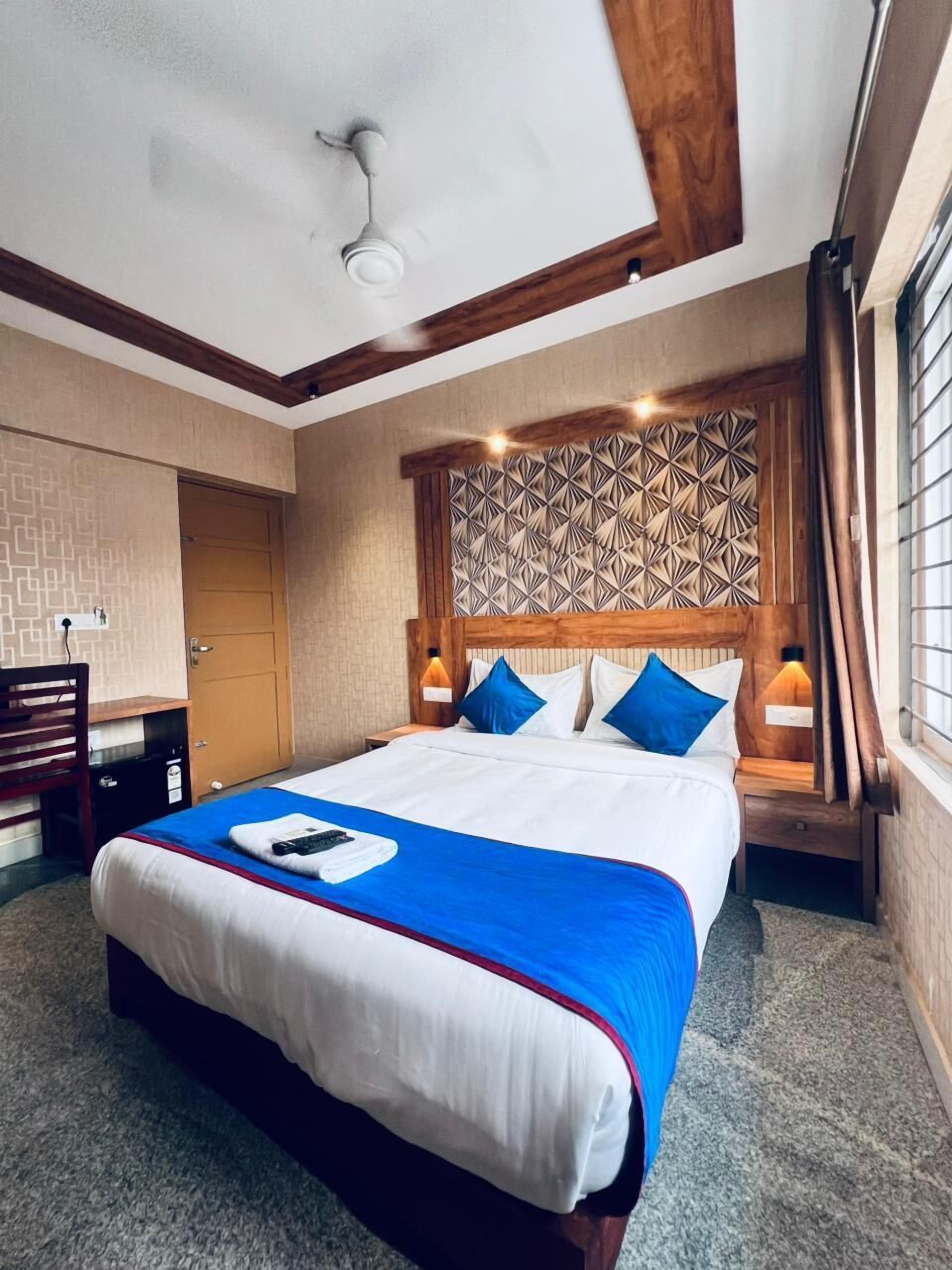 Deluxe Room, Balcony | Hypo-allergenic bedding, minibar, desk, free WiFi