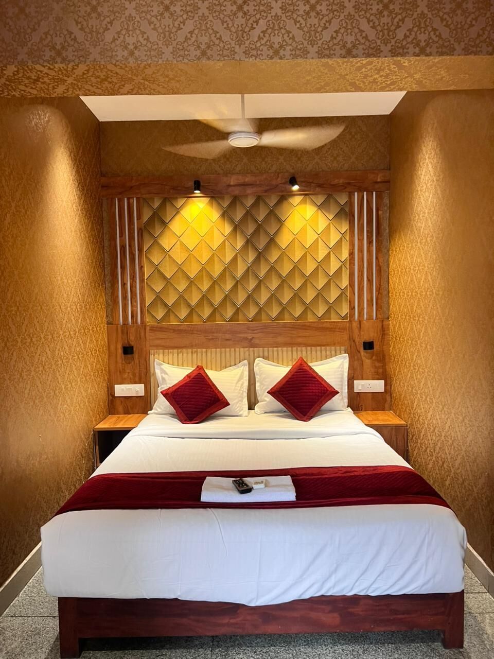 Hypo-allergenic bedding, minibar, desk, free WiFi