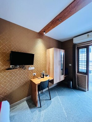 Classic Room | Hypo-allergenic bedding, minibar, desk, free WiFi - Celestial Heights (Kanayannur)