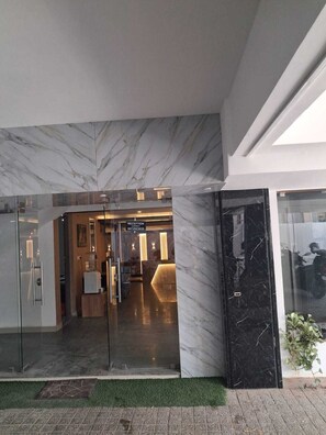 Vista frontal de la propiedad