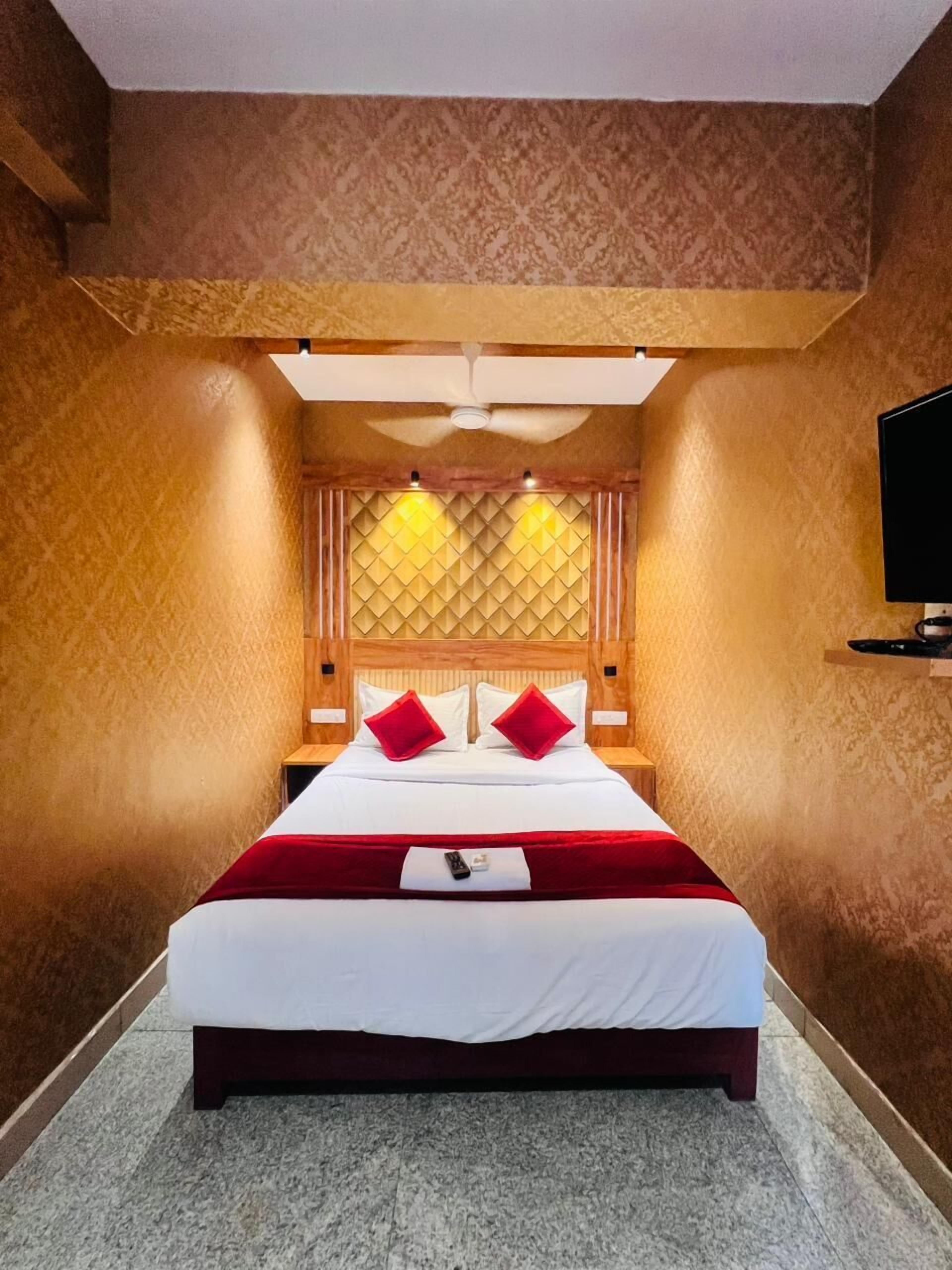 Classic Room | Hypo-allergenic bedding, minibar, desk, free WiFi