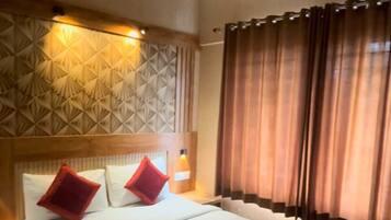 Hypo-allergenic bedding, minibar, desk, free WiFi