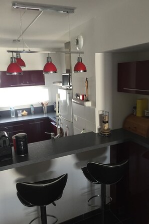 Fridge, microwave, dishwasher, cookware/dishes/utensils - SCHÖNE T3 MIT SÜDTERRASSE by Interhome (Montpellier)