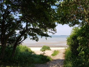 A pathway leading to a beach with a view of the sea and distant land. - Kapitänskoje an der Wismarbucht by Interhome (Alt Jassewitz)