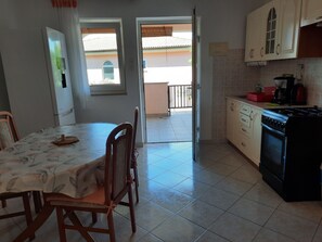Fridge, oven, cookware/dishes/utensils - mit privater Terrasse by Interhome (Pula/Banjole)