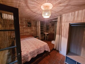 Internet - Steinhaus und Freischwimmbad, 4 Betten, 2SZ by Interhome (Planzolles)