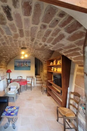 Interior - Steinhaus und Freischwimmbad, 4 Betten, 2SZ by Interhome (Planzolles)