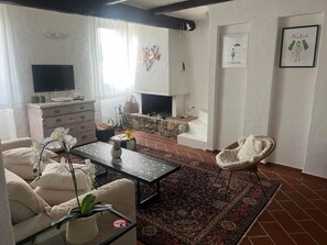 TV, fireplace
