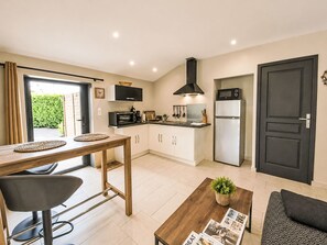 Fridge, microwave, cookware/dishes/utensils - "L'Orée" - privates SPA - ruhig gelegen by Interhome (Surzur)