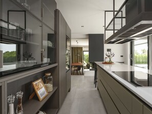 Kühlschrank, Mikrowelle, Ofen, Geschirrspüler