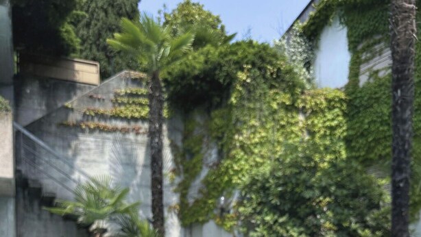 Una piscina con un libro sobre una tumbona.