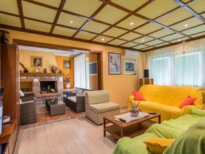TV, fireplace - Villa Steffani in Kapelica, Istrien mit Pool by Interhome (Drenje)