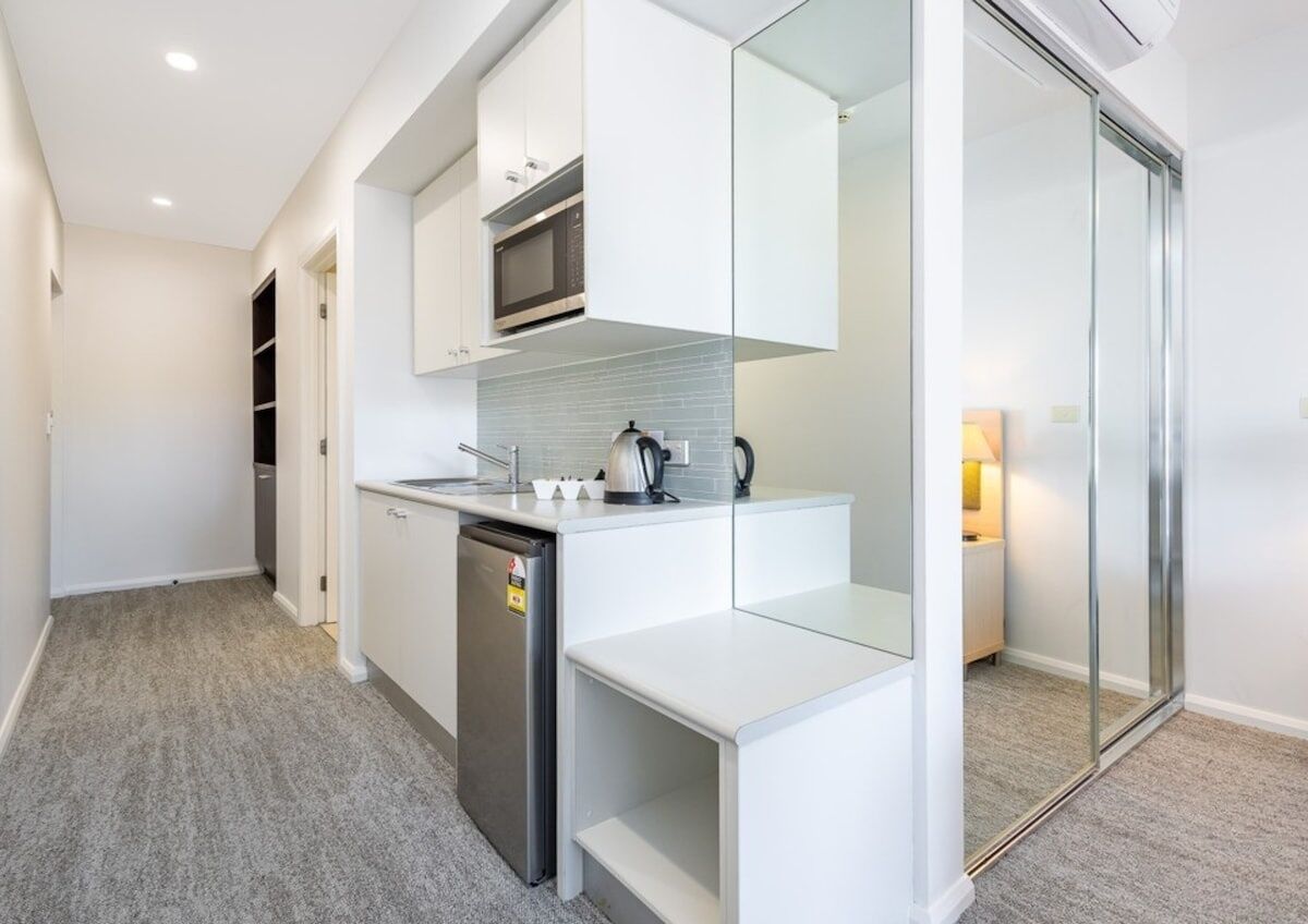 電子レンジ、トースター、調理器具と食器