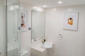 Hair dryer, towels - Oaks Port Stephens Pacific Blue Resort Sea Salt Studio (Salamander Bay)