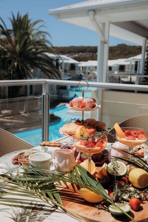 Outdoor dining - Oaks Port Stephens Pacific Blue Resort Sea Salt Studio (Salamander Bay)