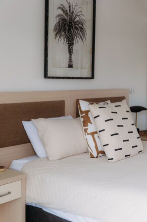 1 dormitorio, tabla de planchar con plancha, wifi y ropa de cama