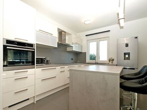 Fridge, microwave, oven, dishwasher - Ferienvilla mit privatem Pool by Interhome (Pula)