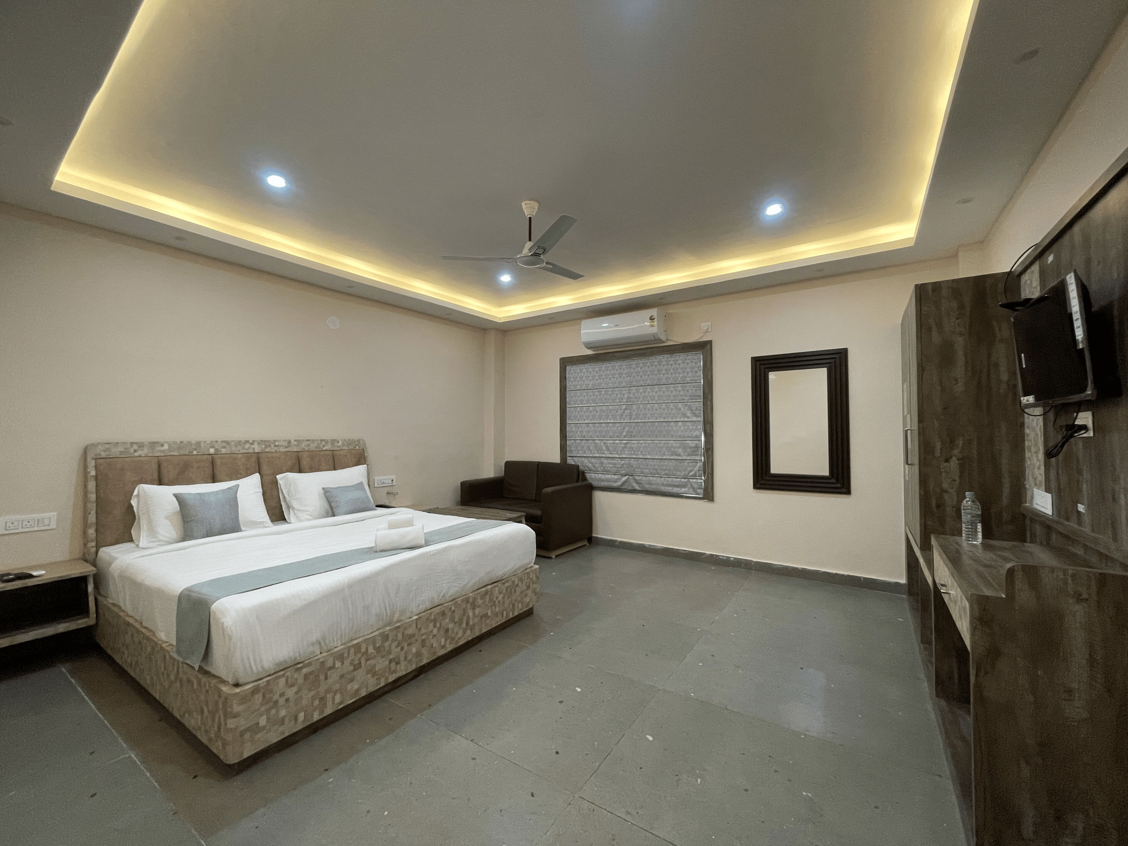 مكتب ومساحة عمل للكمبيوتر المحمول وواي فاي مجانًا وملاءات أسرّة